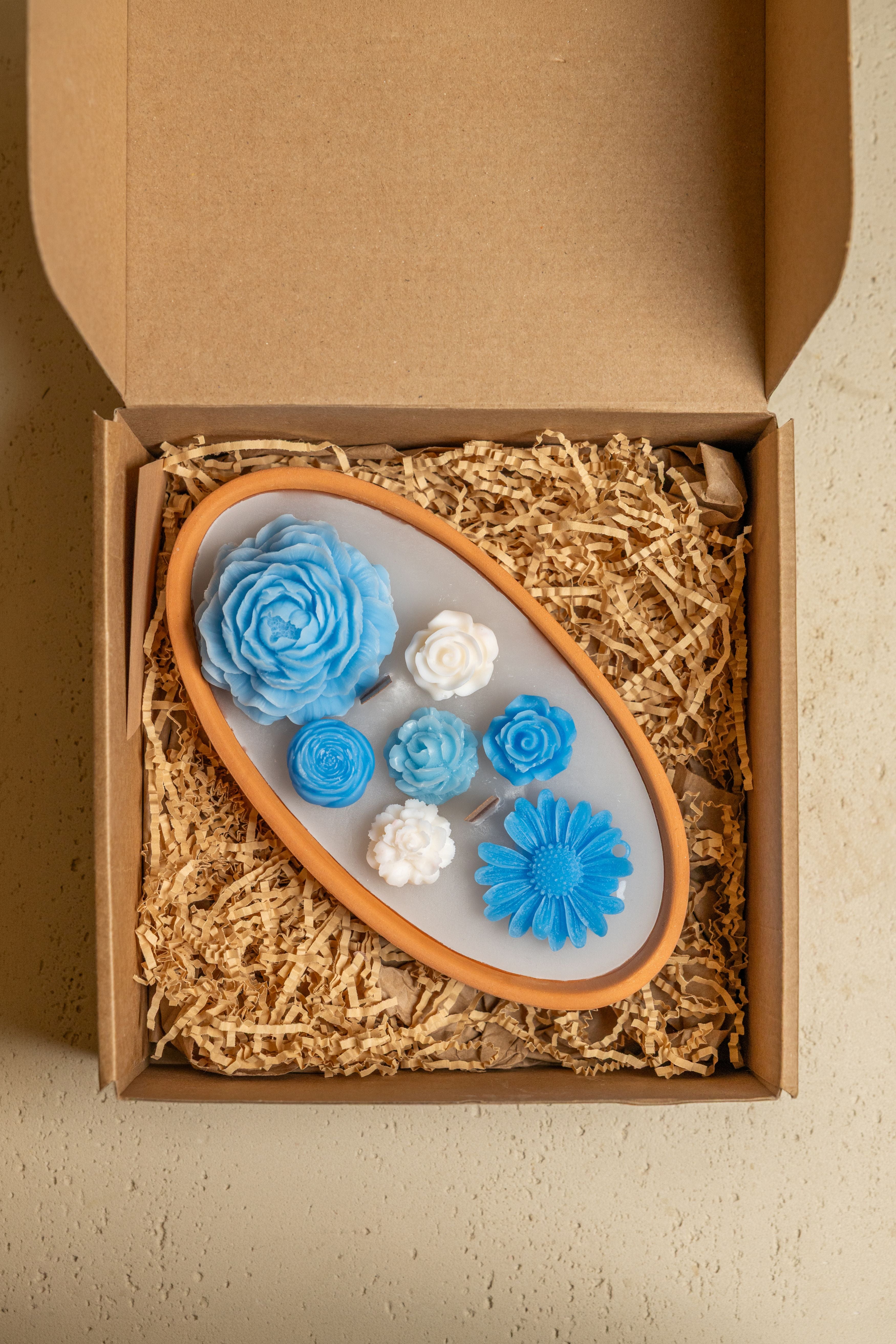 Artisan Flowers Candle - Blue & White Oval