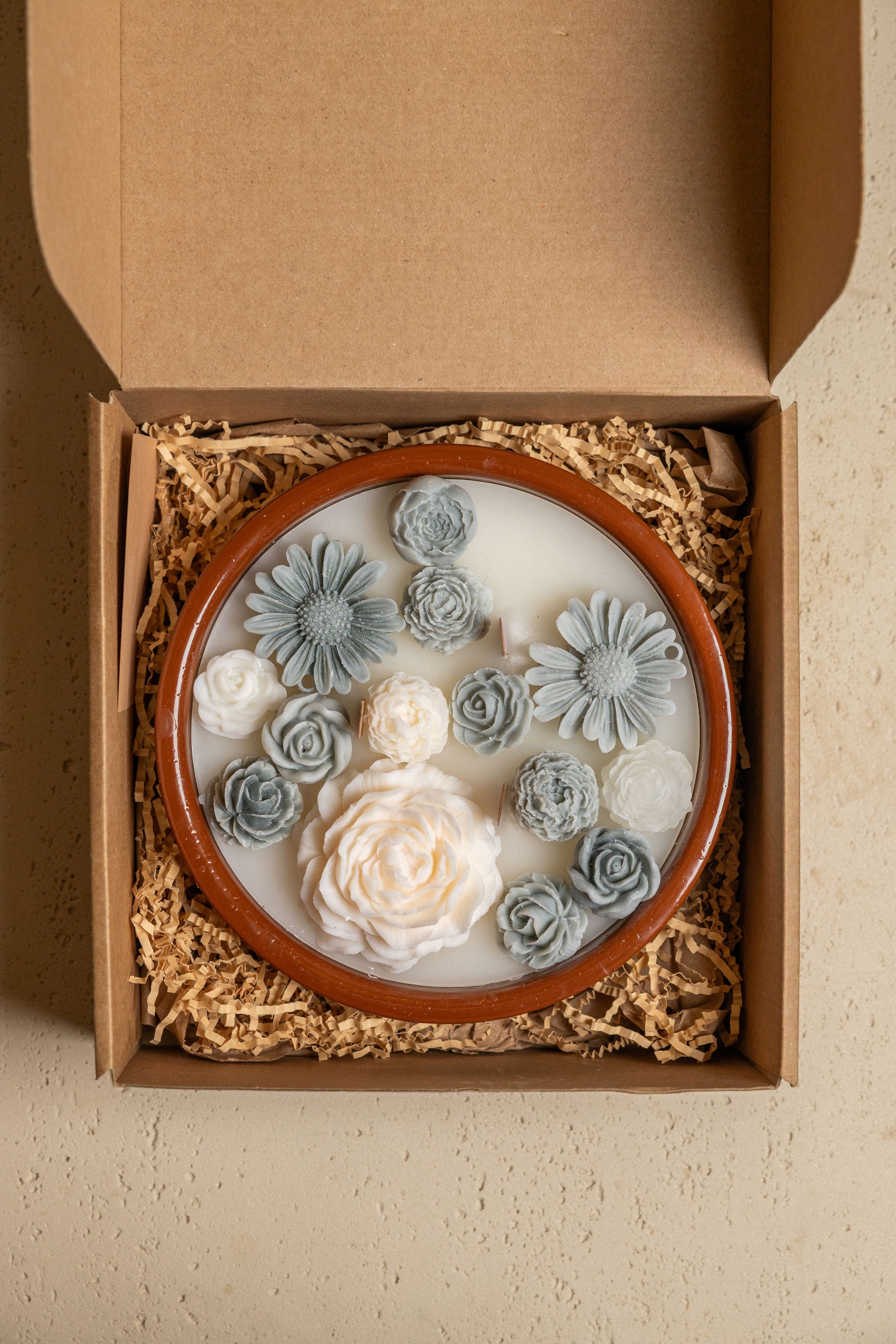 Artisan Flower Candle - Grey & White
